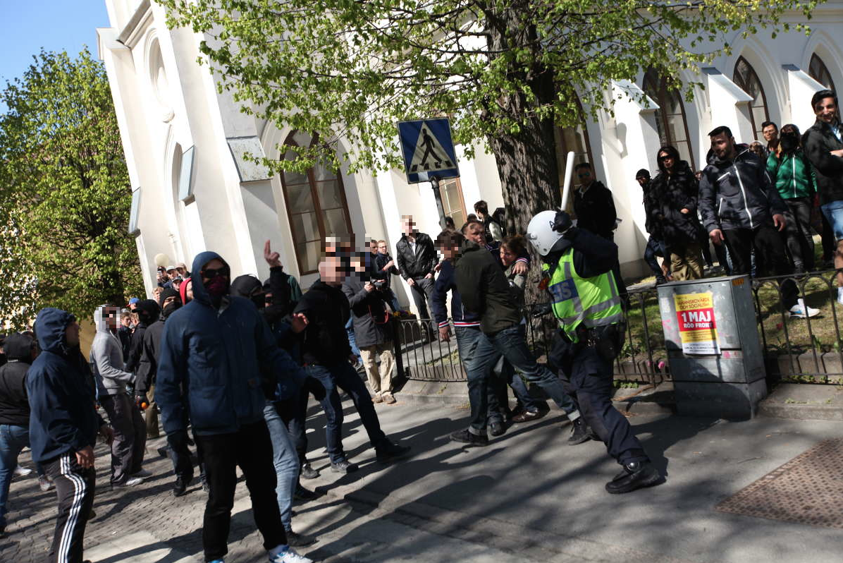 Polis motar bort demonstranter med batong. Polis motar bort demonstranter med batong.